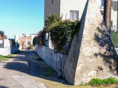 La piramide � posta ad angolo con una viuzza senza uscita...